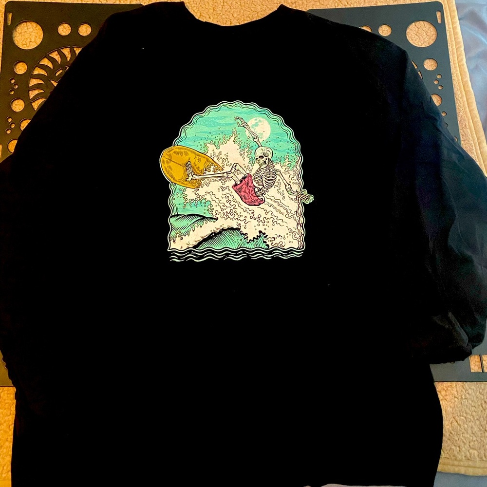Long sleeve skeleton surfer tee! Size XL!!